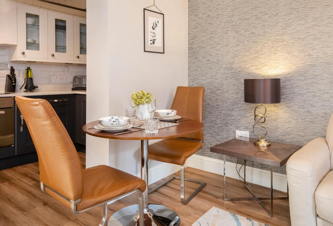 8 Blue Bridge- Elegant And Luxurious 1 Bedroom Apt- Free Parking Apartemen